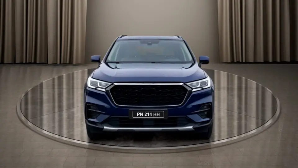 A blue SUV on a showroom turntable, turned by Autorestage.